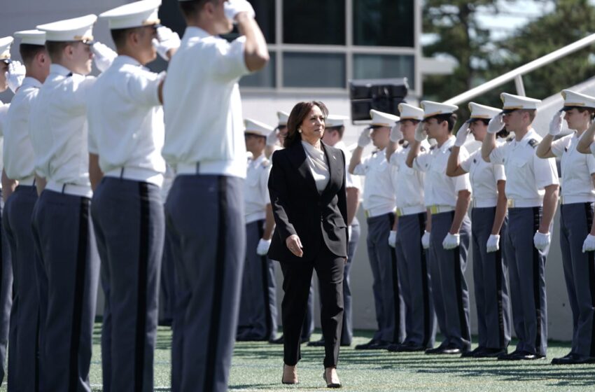  Kamala Harris becomes first woman to address West Point graduates